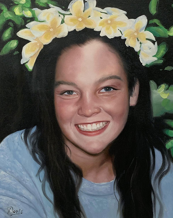 Foto einer jungen Frau gemalt mit Blumen im Haar